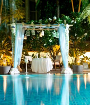 candle-light-dinner-by-the-poolside